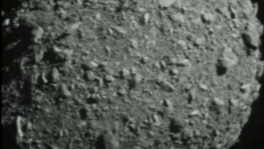 Vista desde la nave de la misión Dart en el recorrido final al asteroides Dimorphos.