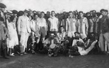 Jugadores y público posan ante el fotógrado tras el partido de inauguración del "Alfonso Murube" en el año 1931. Entonces era conocido como "Campo del Docker" porque había un acuartelamiento con ese nombre al lado del estadio.