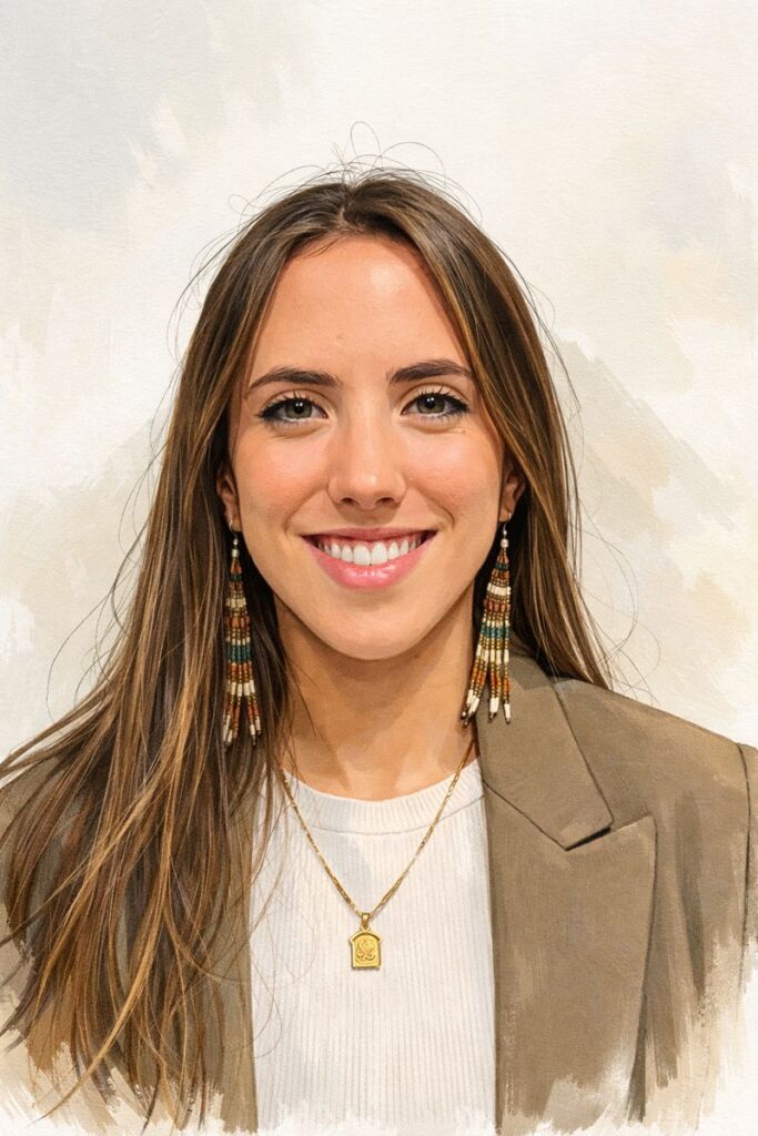 "Retrato profesional de la fundadora de Ficciones Épicas, con un fondo neutro para la sección de equipo de redacción."