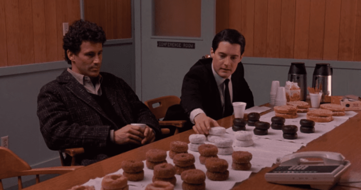 Cooper y su compañero comiendo donuts