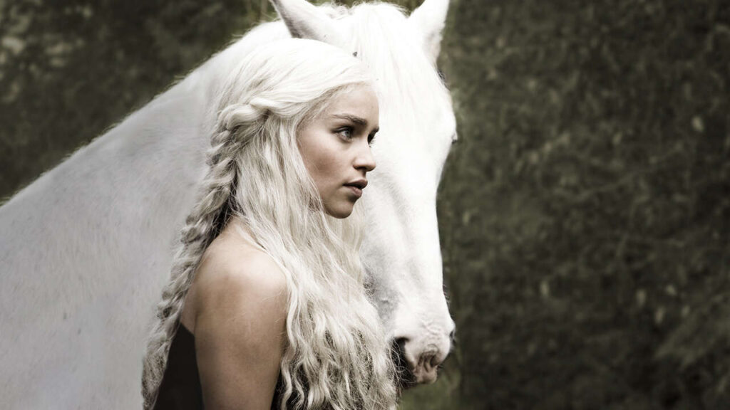 La rubia y el caballo blanco