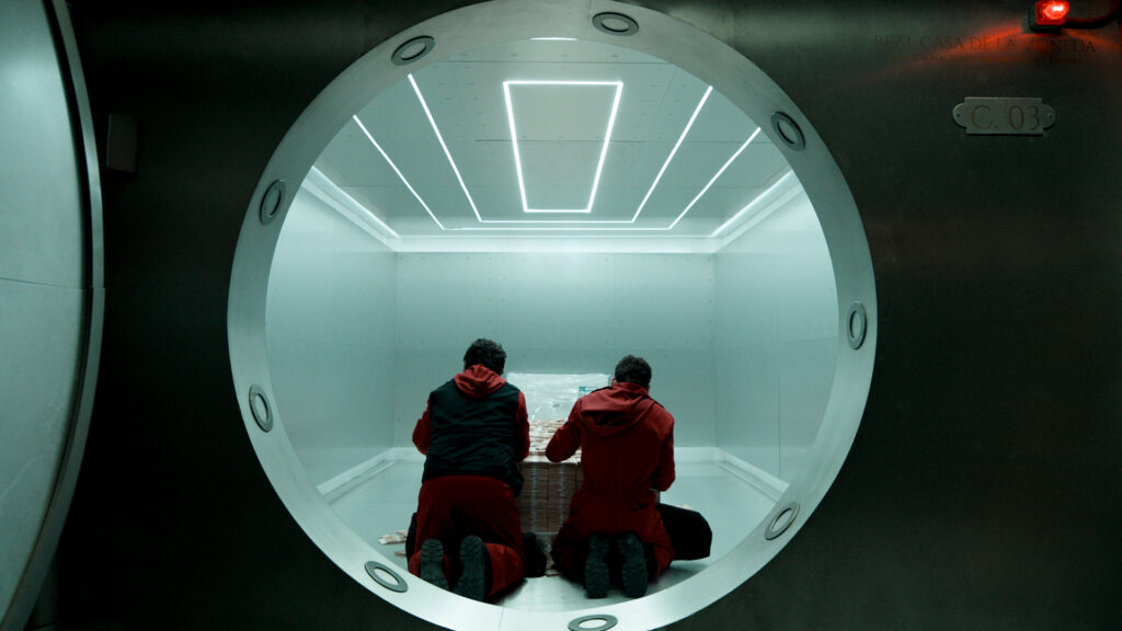 dos atracadores en la caja fuerte