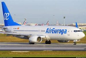 Imagen de un avión de la compañía Air Europa en la pista de un aeropuerto.