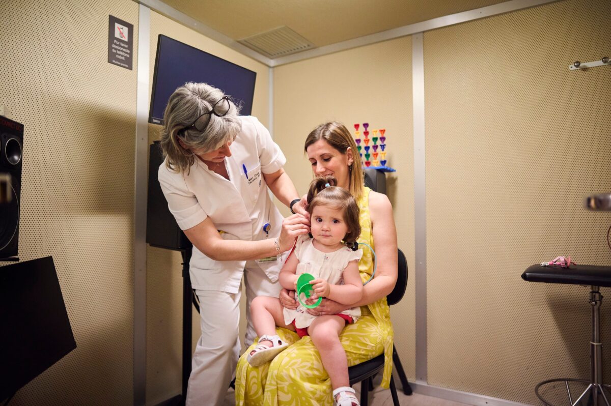 Abril, la primera niña tratada con terapia génica para curar la sordera