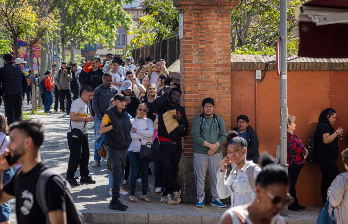 Mujer joven, con estudios y que hable el idioma: el perfil preferido por los ciudadanos en el rol de agentes de migración