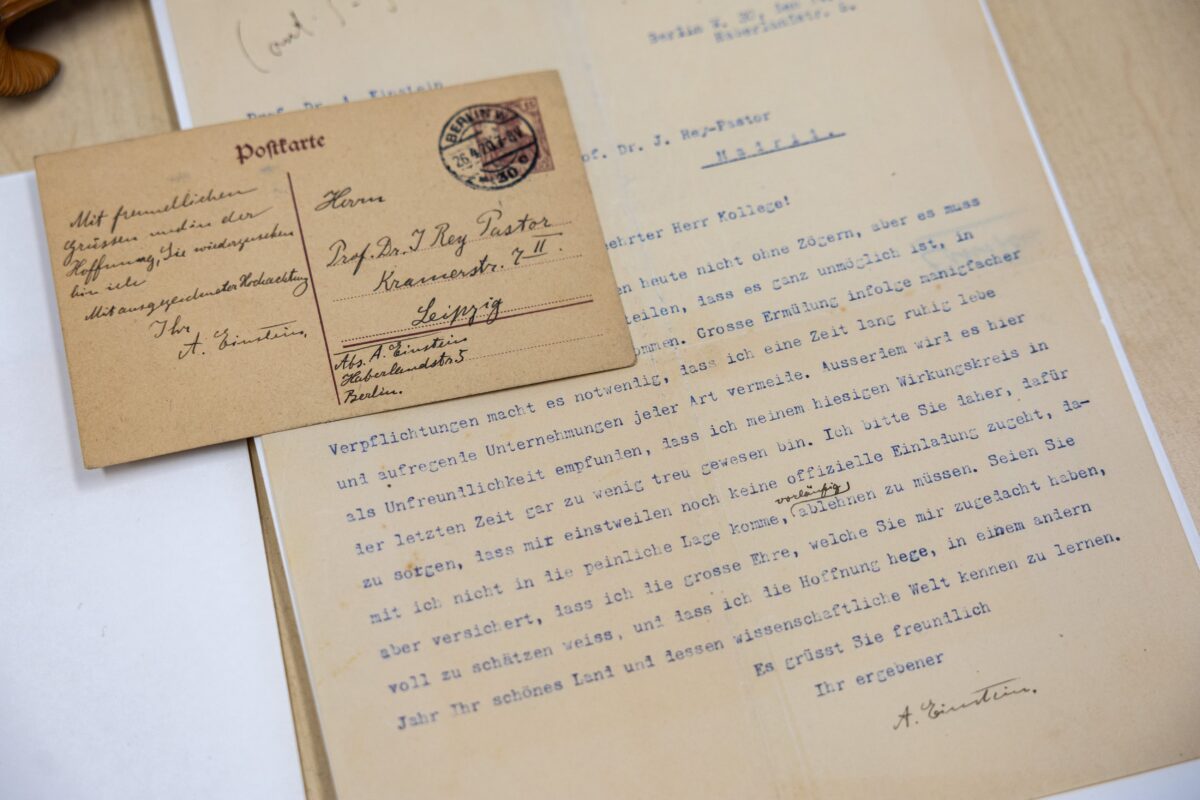 La postal desconocida de Einstein, el abanico dedicado por Ortega y Gasset y otras joyas del padre de las matemáticas hispanas modernas