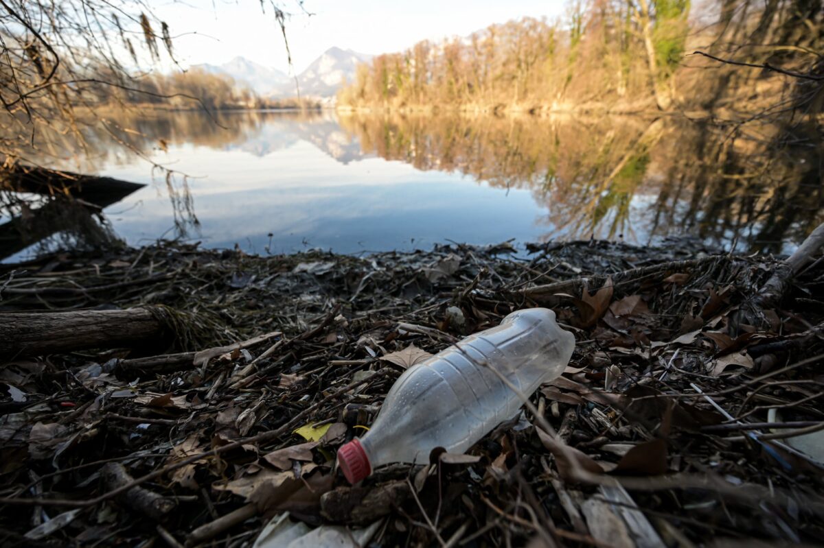 Científicos adolescentes miden la contaminación por plásticos de los ríos de Europa