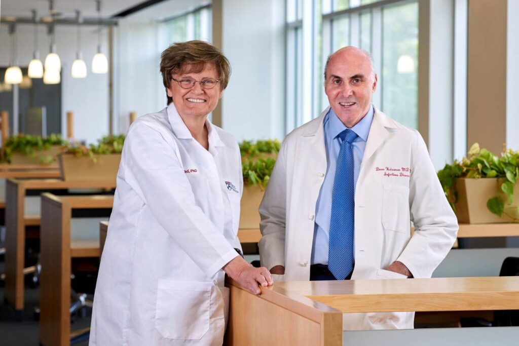 Foto de los dos científicos de la Universidad de Pensilvania que han ganado el Premio Nobel por sus contribuciones a las vacunas ARNm contra la covid-19.