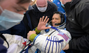 El astronauta Frank Rubio en brazos del personal al extraerlo de la cápsula tras tocar tierra.