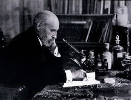Santiago Ramón y Cajal en su laboratorio con un babi para los experimentos.