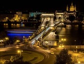 Vista nocturna del Puente de las Cadenas