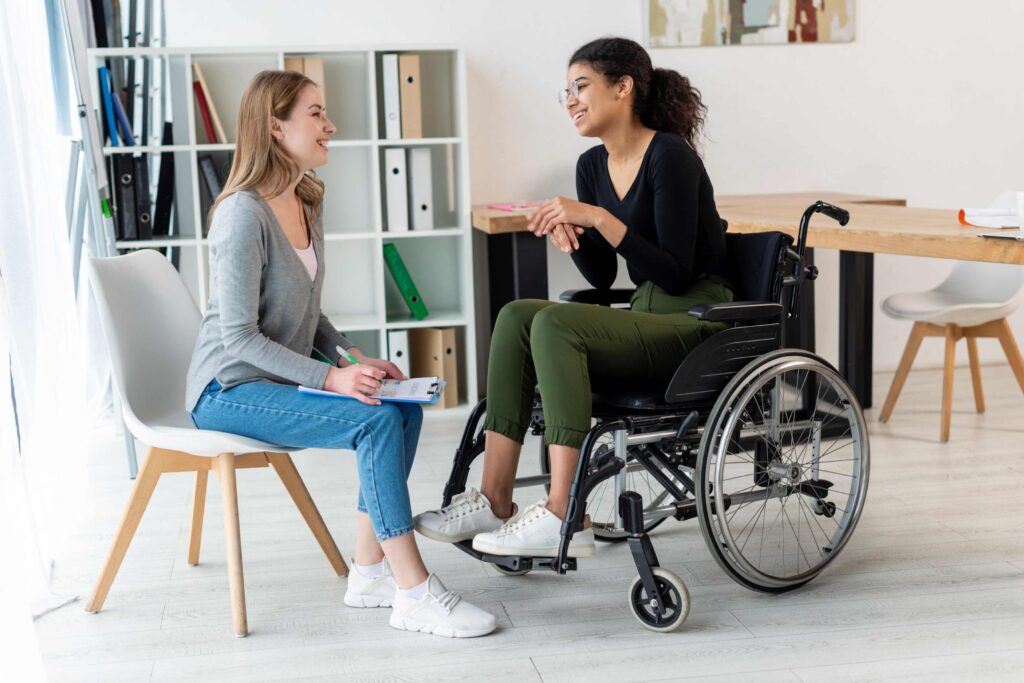 mujer en silla de ruedas con su amiga