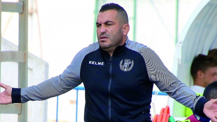 Imagen de Adrián Hernández dirigiendo al Yeclano Deportivo.