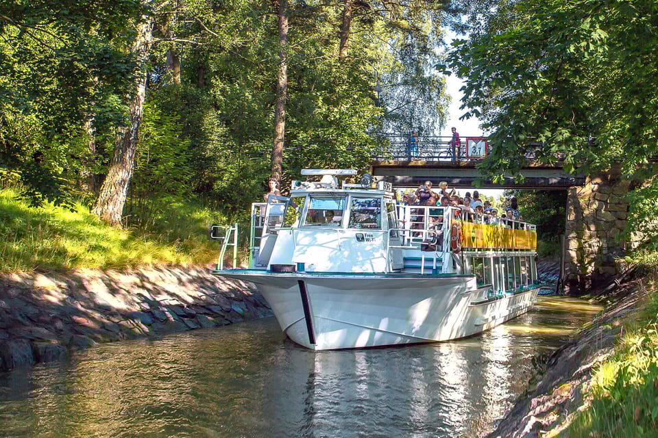 Crucero turístico por los canales de Helsinki