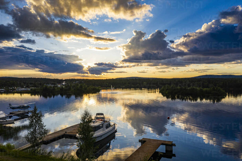 Descansa junto al lago Inari