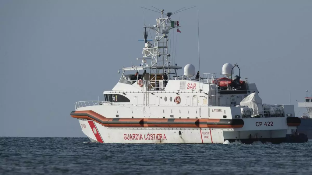 Imagen de los 12 migrantes que el Gobierno de Meloni mandó a Albania, camino de vuelta a Italia