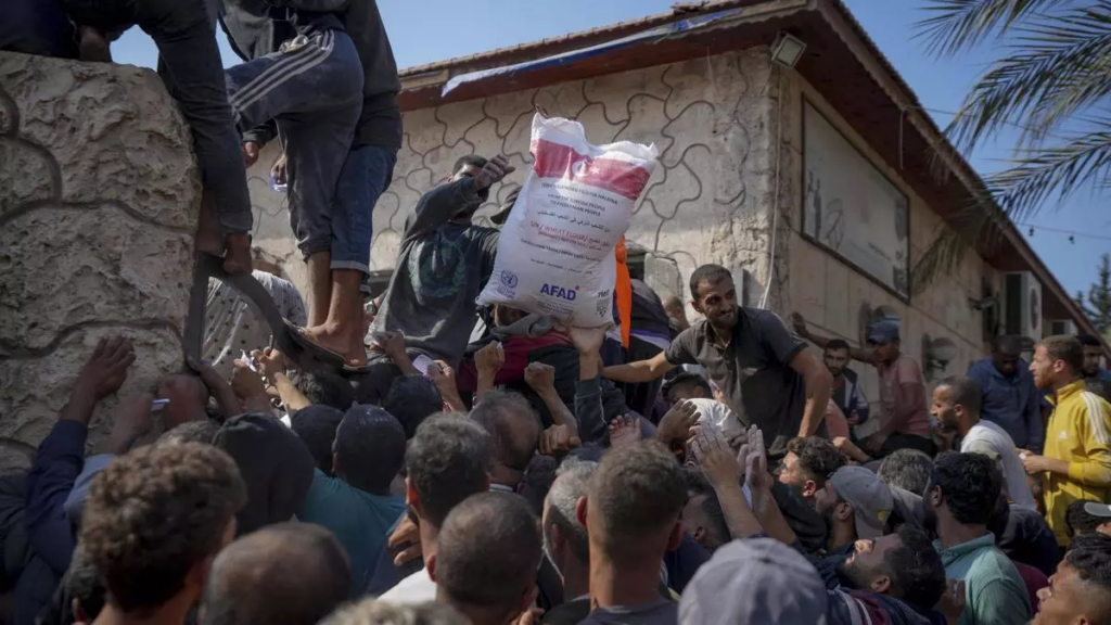 Imagen de habitantes de Gaza recogiendo sacos de harina
