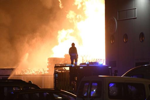 Estas son las imágenes que el aparatoso incendio de Puente Tocinos ha dejado este sábado / Israel Sánchez