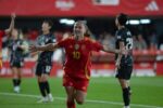 Jugadora de la selección celebra un gol