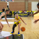 Petra Holesinska dando un pase a Chelsea Nelson.