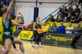 Una jugadora del Lublin lanzando un triple.