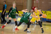Dos jugadoras del Lublin intentando robar la pelota a Visscher