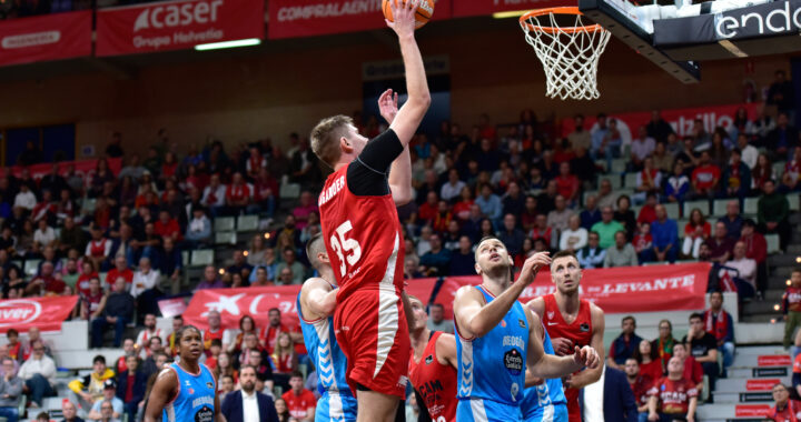 Simon Birgander lanzando un gancho.