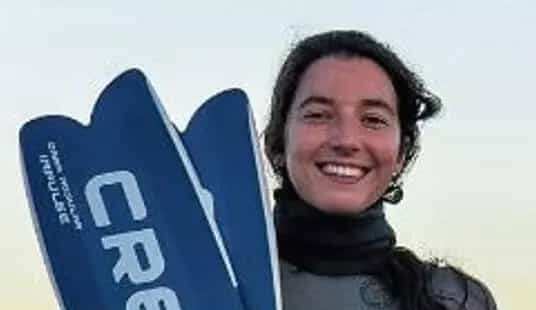 María Pozo preparada para entrar al mar en Cabo de Palos | Fuente: La Opinión de Murcia
