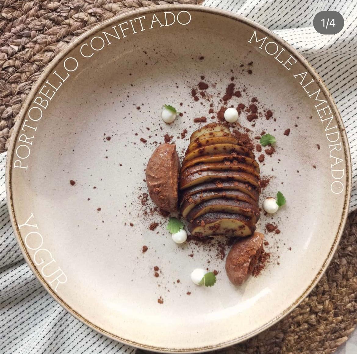 Portobello confitado con mole almendrado y yogur