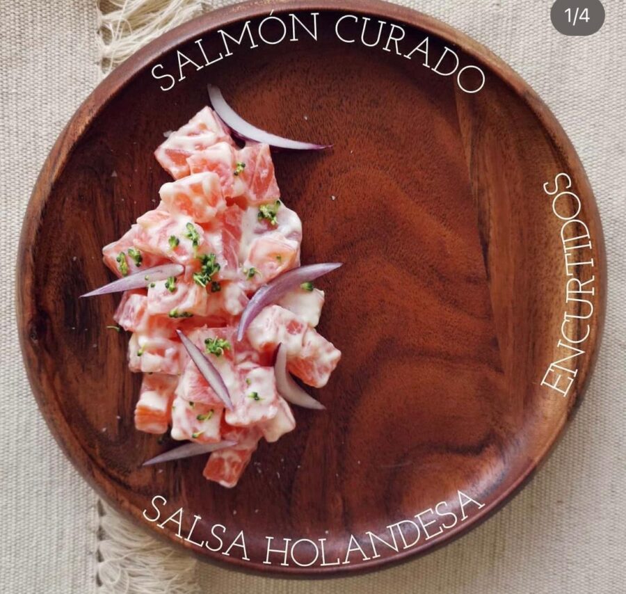Salmón curado con salsa holandesa y encurtidos