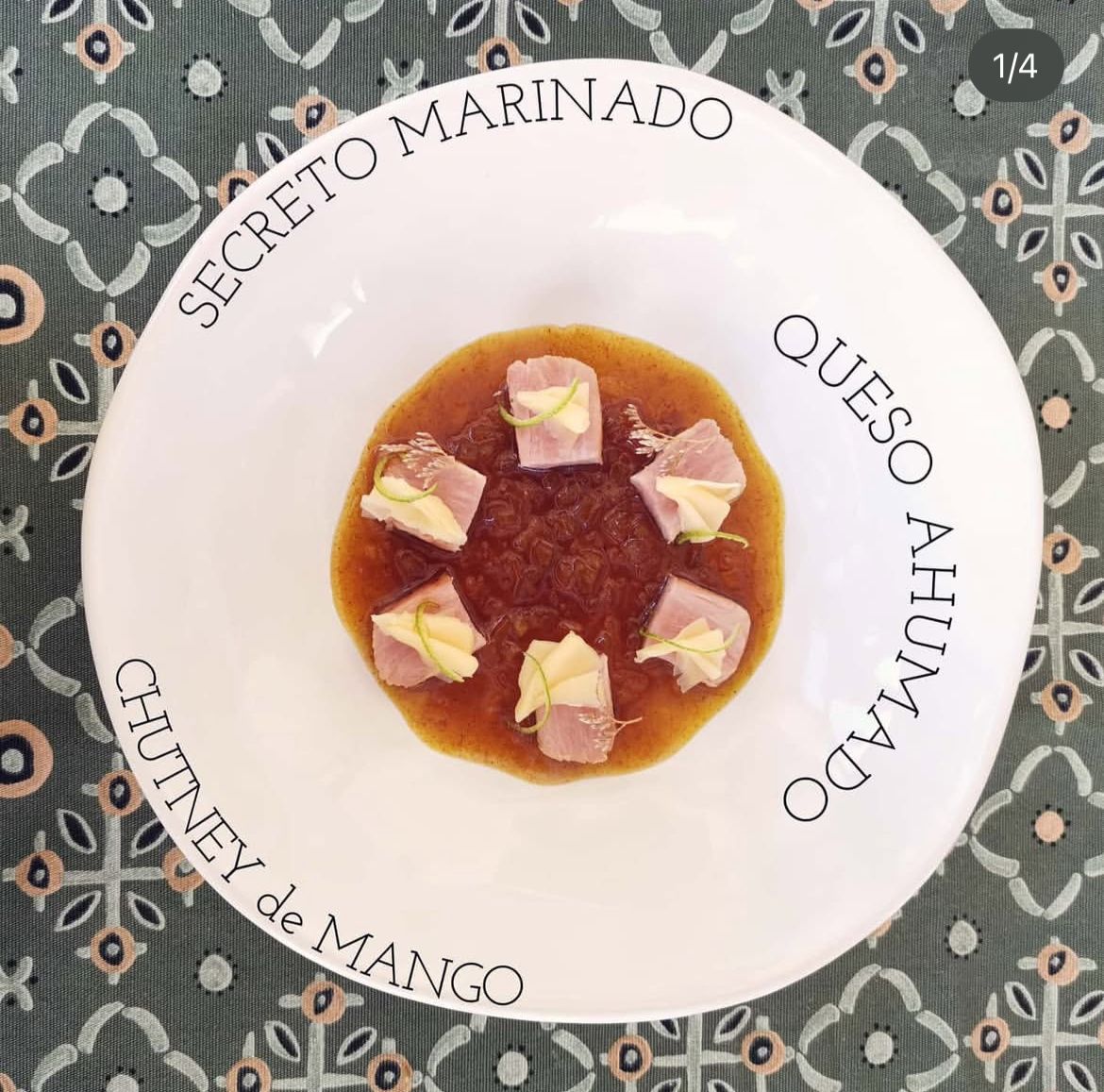 Secreto marinado con queso ahumado y chutney de mango