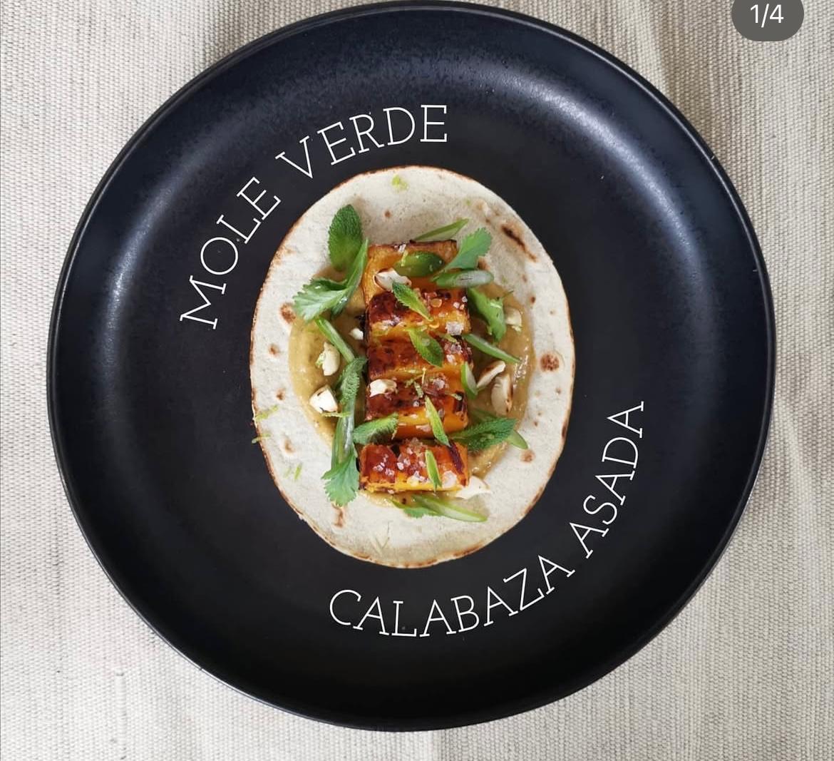 Mole verde con calabaza asada