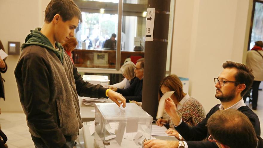 Jóven español participando en la vida electoral.