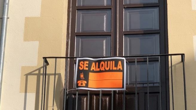 Cartel de 'se alquila' en una casa.