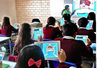 Alumnos de un colegio utilizando las nuevas tecnologías en clase.