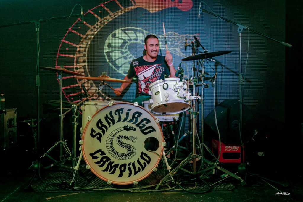 Mini Drums tocando la batería en un concierto e Santiago Campillo