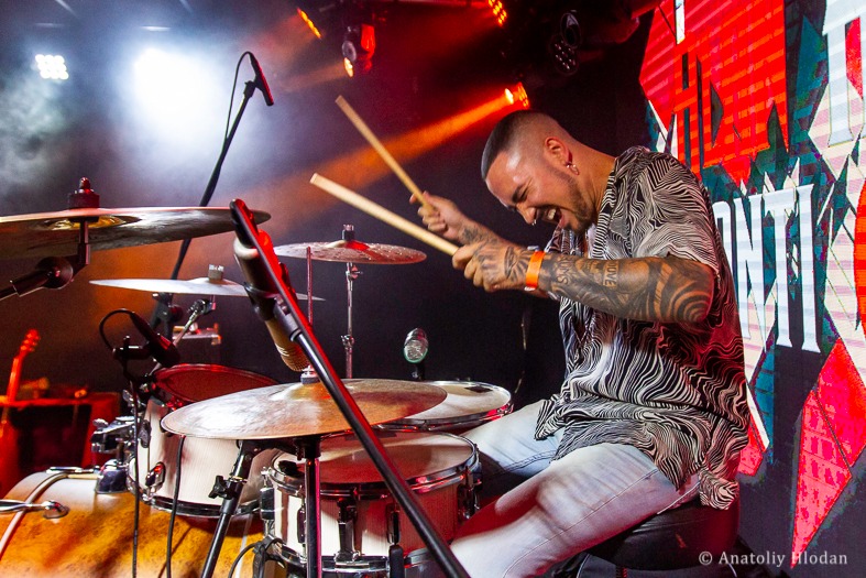 Mini Drums tocando junto con Alan Haynes