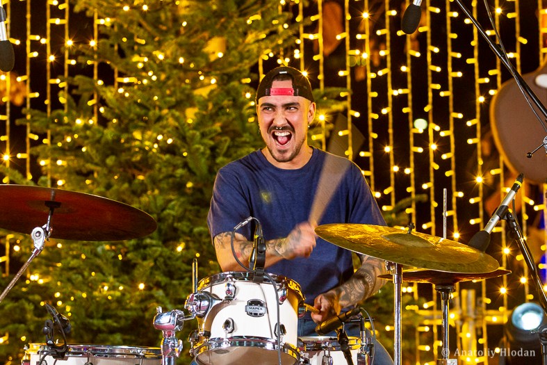 Mini Drums tocando la batería en la Plaza Circular, Navidad 2023