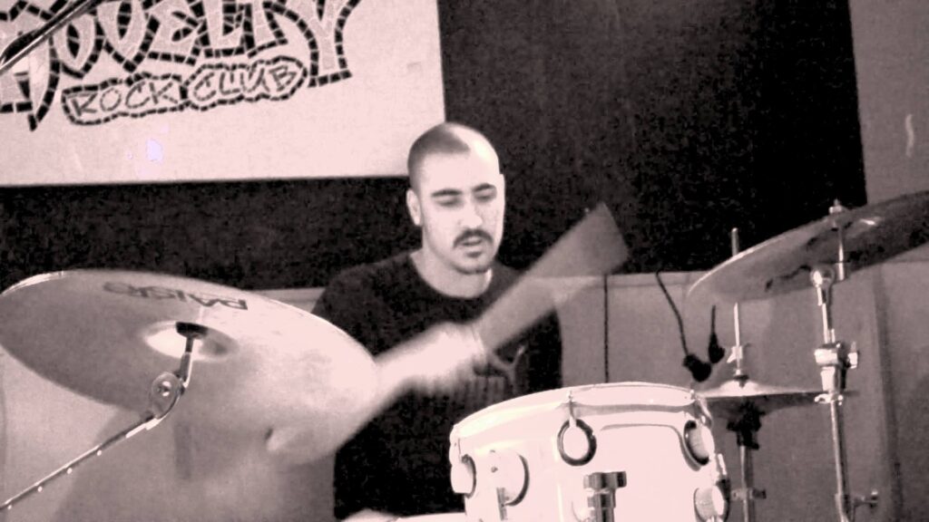 Mini Drums tocando la batería