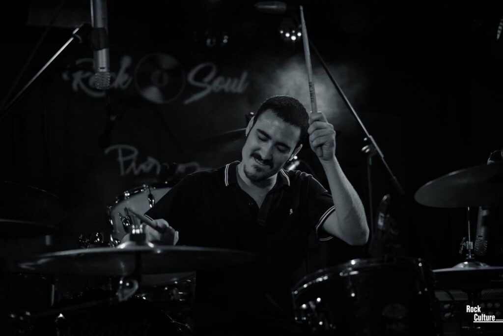 Mini Drums tocando la batería