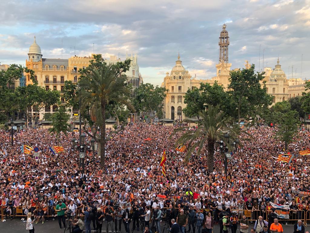 Celebración de los aficionados del valencia por el trofeo de liga