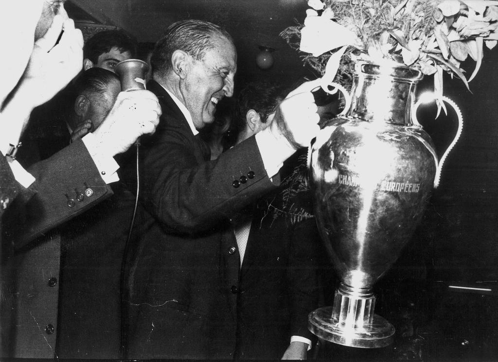 Santiago Bernabéu sosteniendo un título Europeo