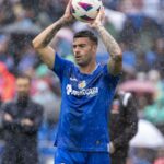 Jugador del Getafe sacando de banda en un partido