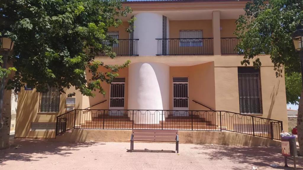 Fachada de la casa del sacerdote que fue asaltado de madrugada. / J.M. Lax

