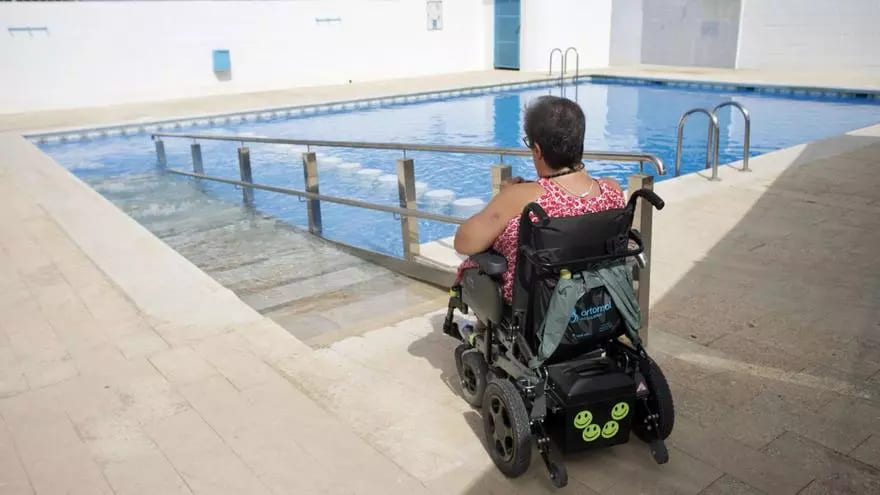 María José Fernández frente a la rampa de acceso a la piscina de su comunidad de propietarios | Fotografía:JUAN CARLOS CAVAL
