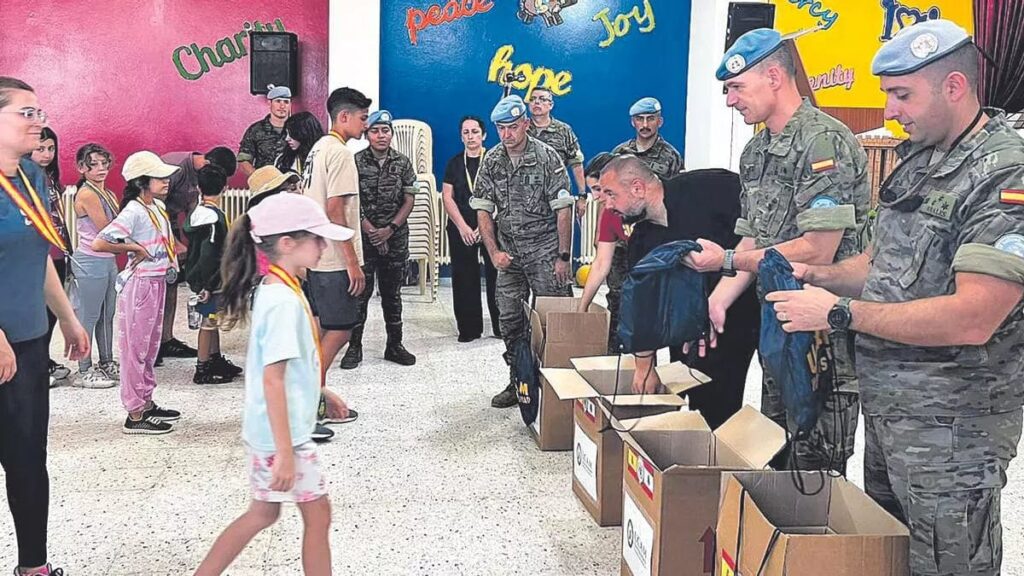 Niños libaneses reciben material deportivo de parte de los militares españoles / EMAD
