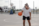 Chico Jugando a baloncesto con cascos de música