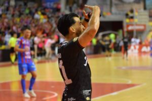 Waltinho celebrando un gol.