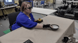 Persona en plenas pruebas usando las gafas FAD