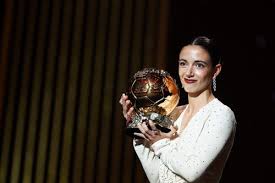 Aitana Bonmatí posa con su balón de oro. Fuente: AFP.